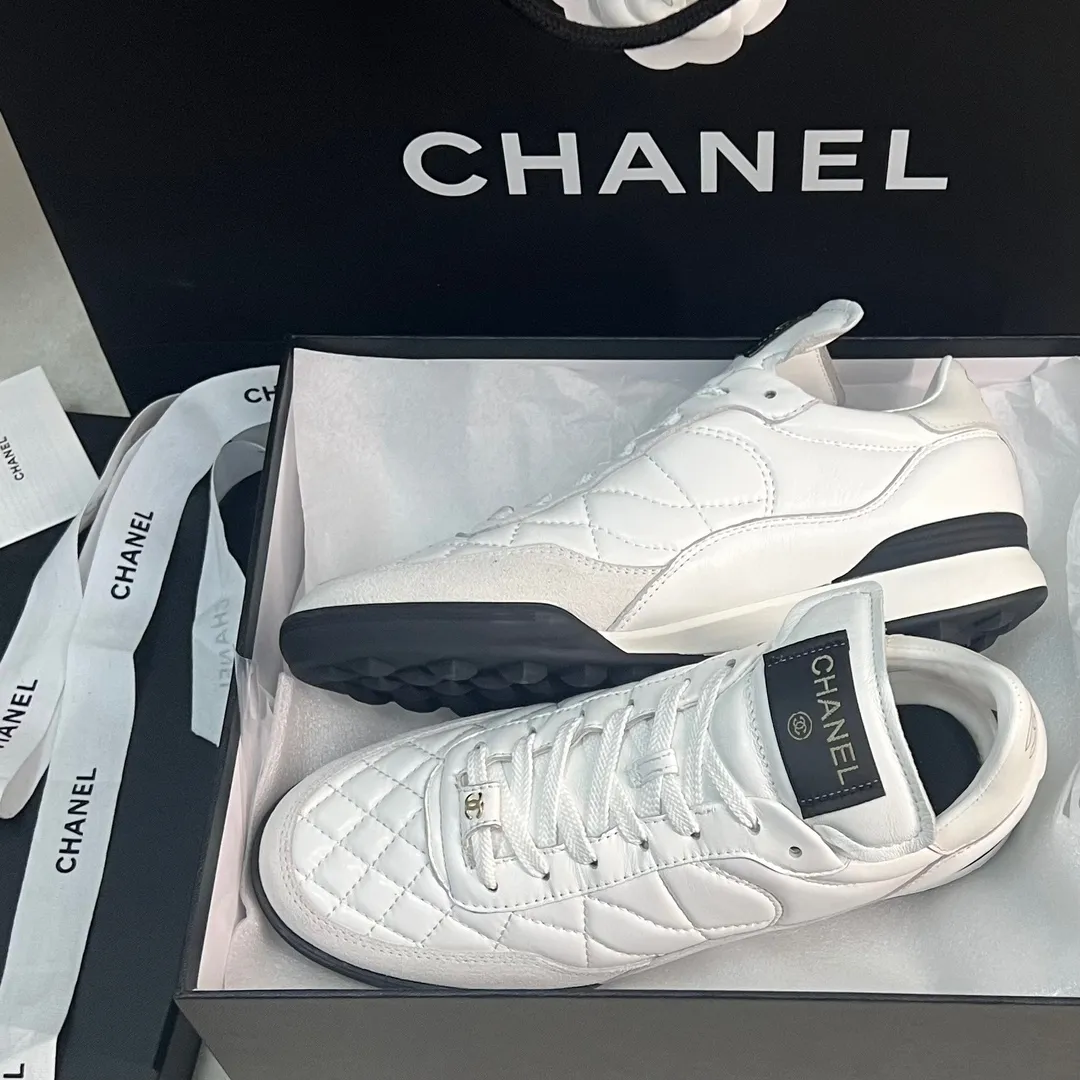 👟👟Ex-factory price 520👟👟 CHANEL 23s new spring and summer sneakers are now available❤️ Original purchased for development and production. Xiaoxiang’s casual sneakers this season have hit the Xiaohongshu INS. Various social platforms exploded like crazy! Classic design. The upper is electro-embroidered with various techniques. The outsole is fashionable and sporty. Extraordinary inclusion of a variety of panda shoe color elements. Lightweight and versatile❗️Not tired when you run wild❗️ Exquisitely packaged at the delivery counter🛍📦 ▪️Inner lining: original imported lambskin + rhombus craft ▪️Sole: original molded T👟👟Factory price U combination outsole ▪️Heel height: 2CM ▪️Size: Women's size 35-40